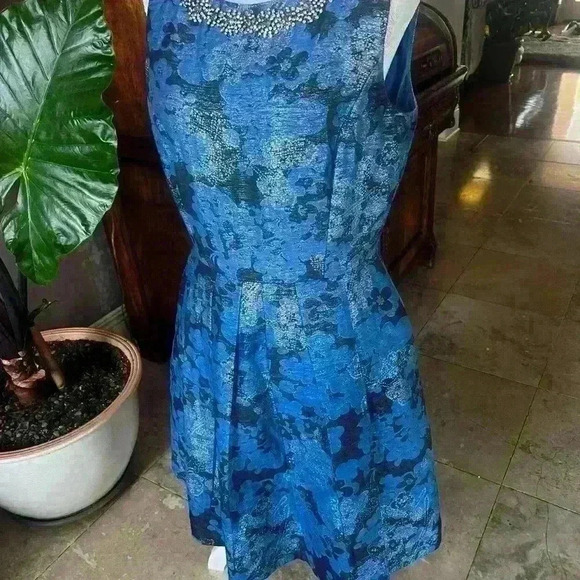 T Tahari size 10. Blue/black w/silver detail excellent condition fit and flare - Picture 9 of 13